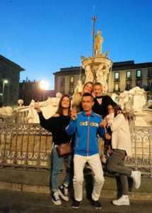 ナポリのムニチビオ広場で記念撮影する美女たちと一緒に撮影