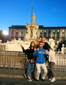 ナポリのムニチビオ広場で記念撮影する美女たちと一緒に撮影2