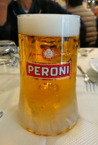 ナポリの街のレストランのビール