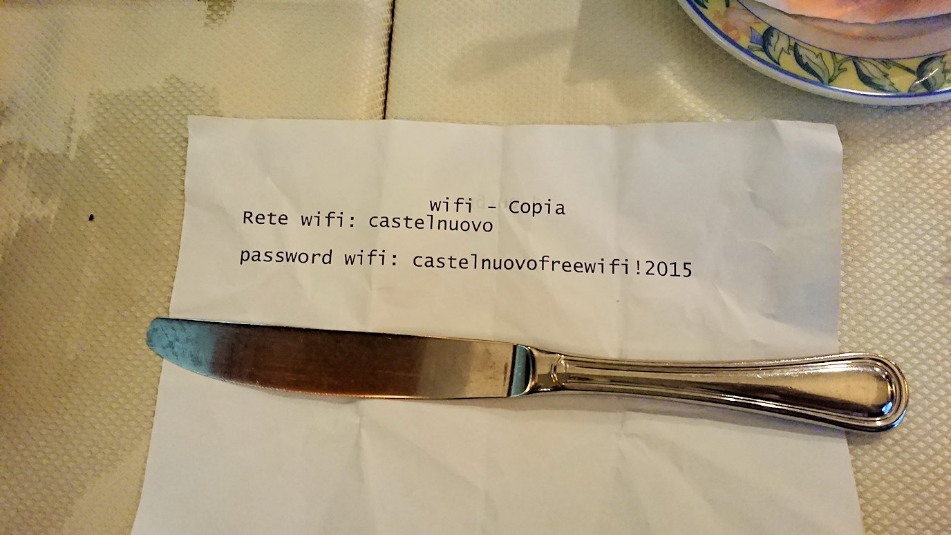 ナポリの街のレストランのWi-Fiパスワード