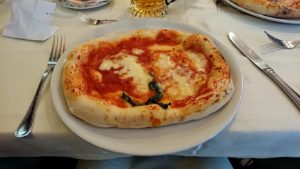 ナポリの街のレストランで美味しいピザを