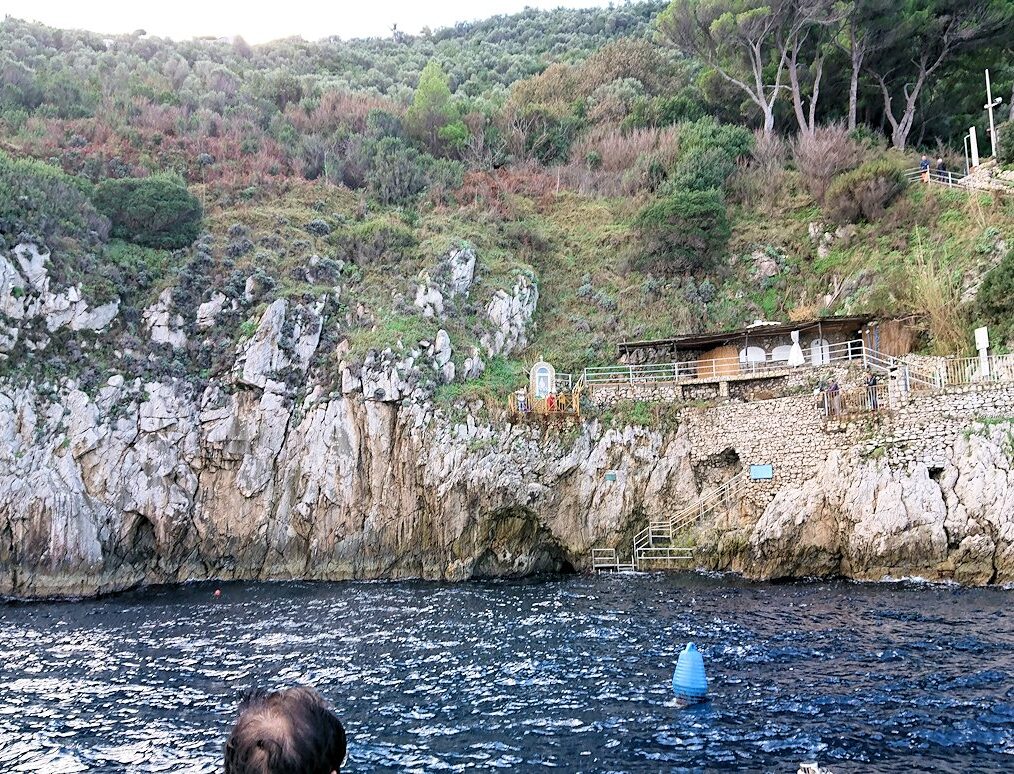 カプリ島から出る船で青の洞窟の外側を見学