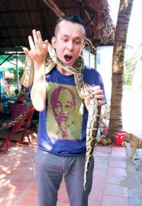 メコン川クルーズの島で蛇の首巻を体験するボク
