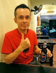 深夜のホーチミン市内で食べ物屋さんで飲むビール2