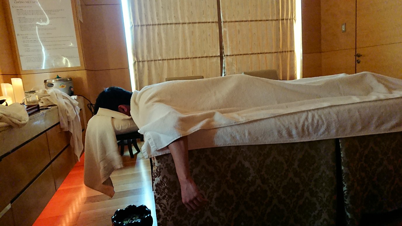 ホーチミン市内のインターコンチネンタルホテルのスパ180分を体験し喜ぶ漢