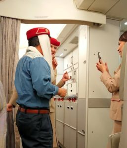 関西国際空港からのフライトで記念に写真を撮るオジサン