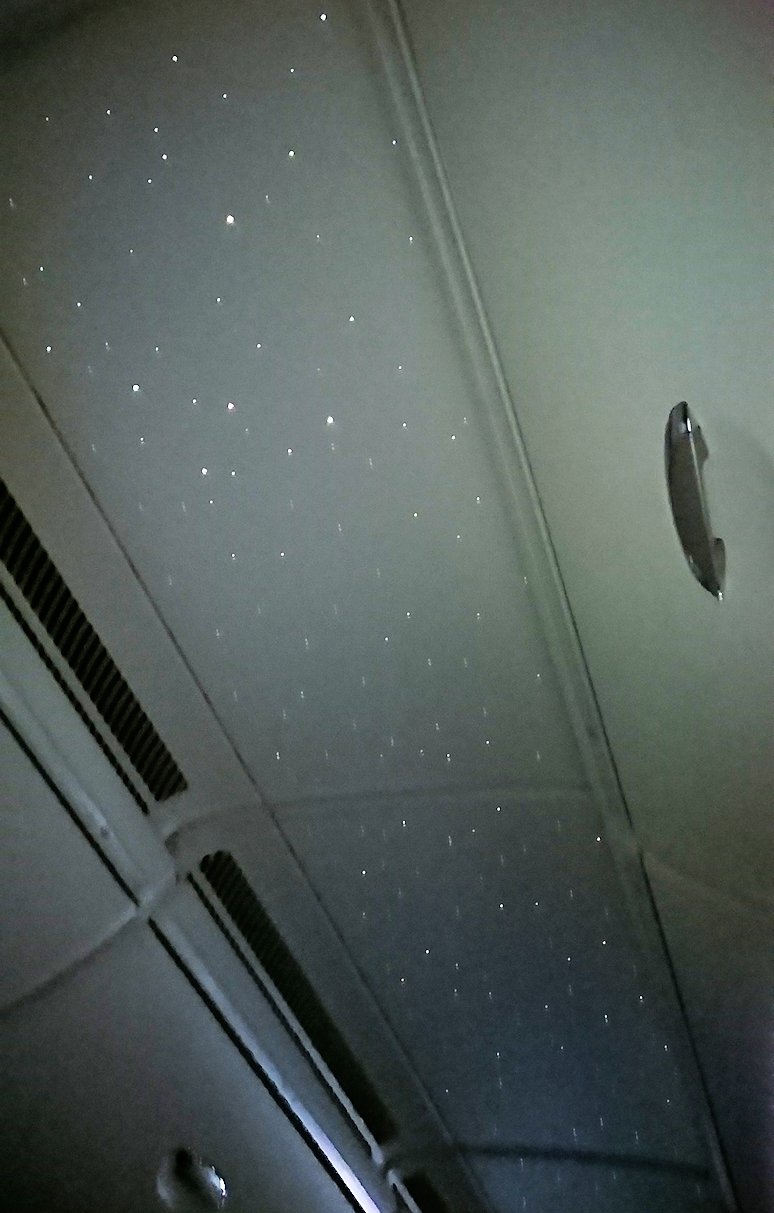 関西国際空港からのフライトで乗ったA380の天井