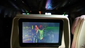 関西国際空港からのフライトで乗ったA380の機内で映画を見る