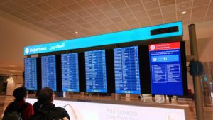 関西国際空港からのフライトでドバイ空港で電光掲示板を見る
