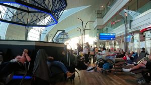 ドバイ空港内で彷徨う人々が集まるベンチ