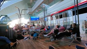ドバイ空港内で彷徨う人々が集まるベンチで寝るひと