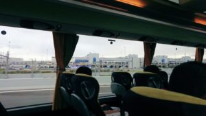 アテネ空港からバスに乗って移動する途中の風景
