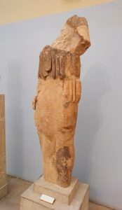 デルフィ遺跡の博物館内に展示されている像