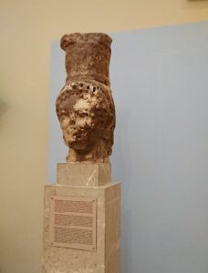 デルフィ遺跡の博物館内に展示されている像2