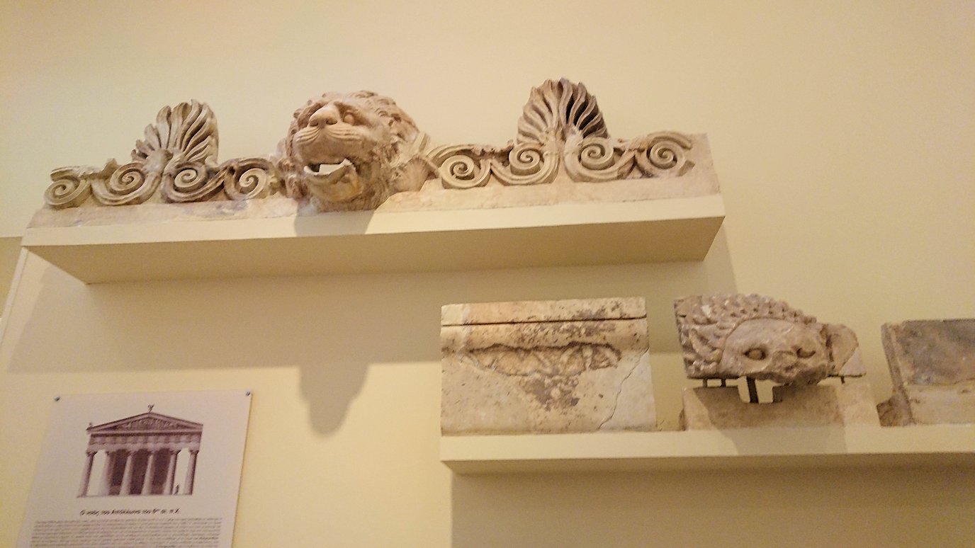 デルフィ遺跡の博物館内のアポロンの飾りブース5