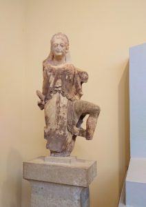 デルフィ遺跡の博物館内の少女の像