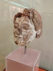 デルフィ遺跡の博物館内の模型4デルフィ遺跡の博物館内の顔の模型