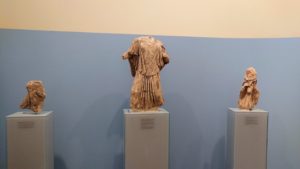 デルフィ遺跡の博物館内の模型4デルフィ遺跡の博物館内の無残な像