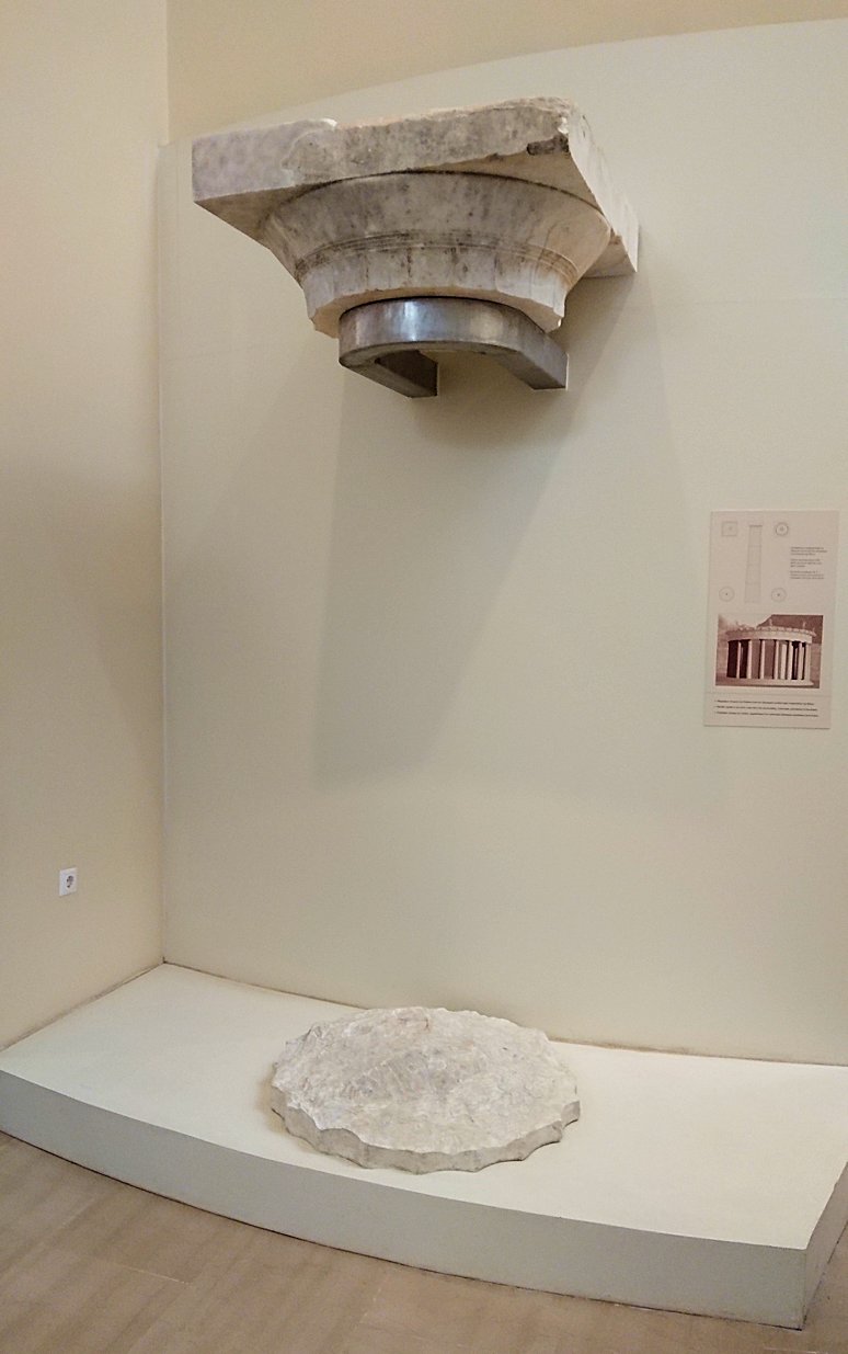 デルフィ遺跡の博物館内の模型4デルフィ遺跡の博物館内の無残な像3