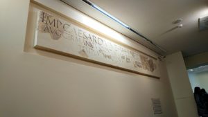デルフィ遺跡の博物館内の模型4デルフィ遺跡の博物館内での壁の文字