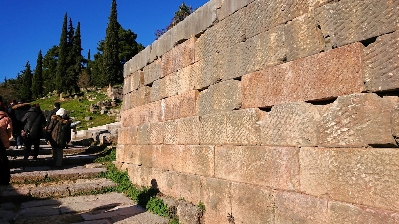デルフィ遺跡の壁