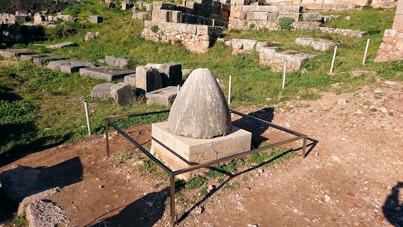 デルフィ遺跡でアテネ人の宝物庫前で地球のヘソの石を見る