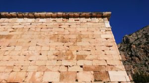 デルフィ遺跡でアテネ人の宝物庫の壁