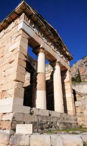 デルフィ遺跡でアテネ人の宝物庫の正面を見る