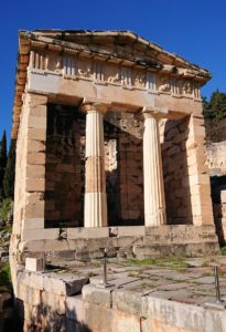 デルフィ遺跡でアテネ人の宝物庫の正面を見る2