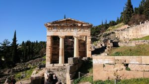 デルフィ遺跡でアテネ人の宝物庫の正面を見る3