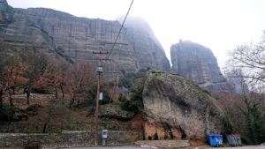 メテオラ地方の岩山を撮影する3