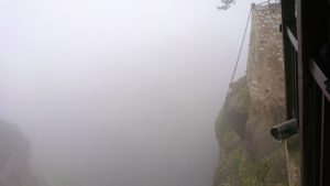 メテオラ地方のアギオス・ニコラオス修道院の運搬口から下を見てみる2