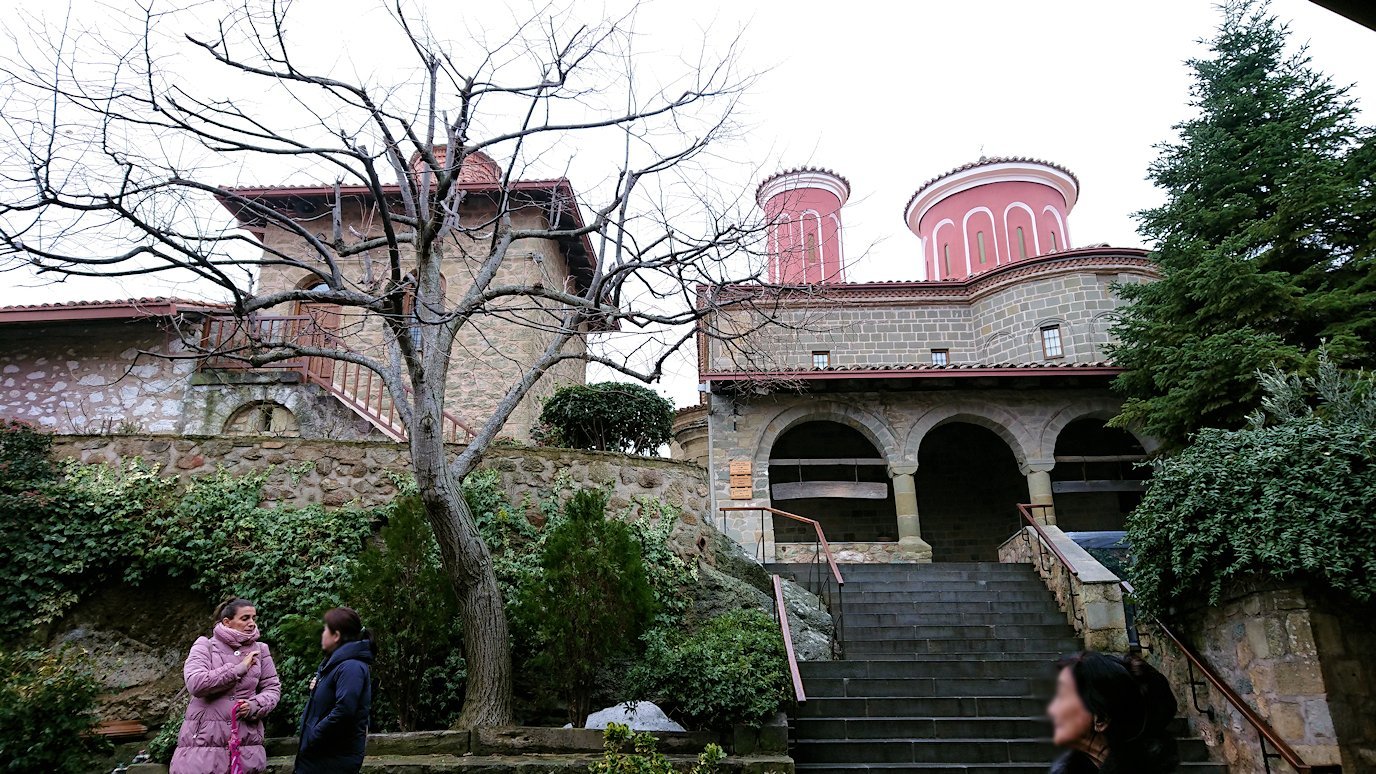 メテオラ地方でアギオス・ステファノス修道院の入口を入っていきます2
