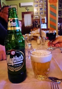 メテオラ観光後に昼食のレストランでビール