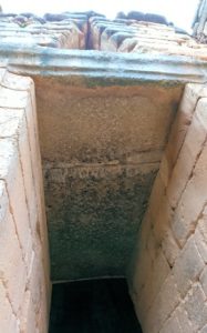 ミケーネ遺跡のアトレウスの宝庫の入口の一枚岩