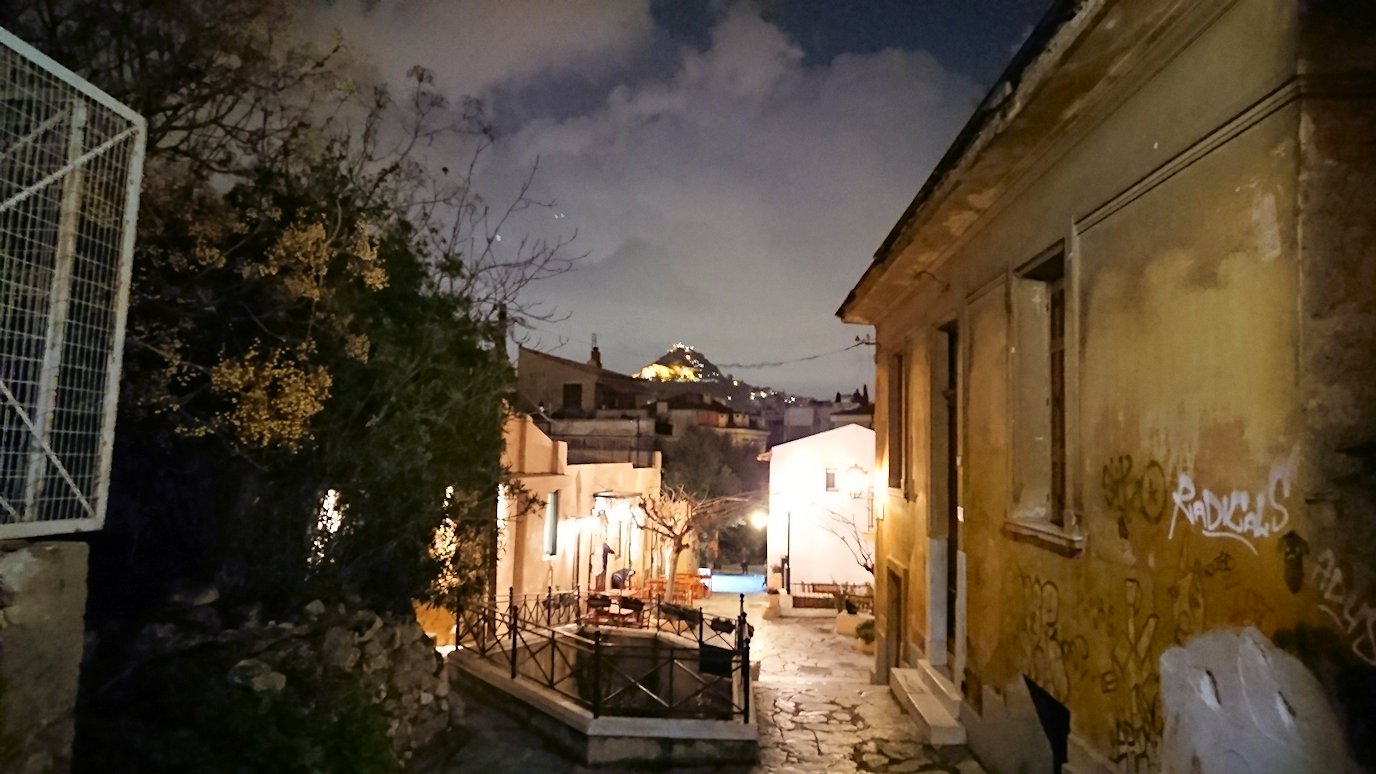 アテネの夜のアクロポリス周辺で暗闇が広がる路地で・・5