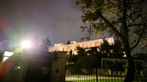 アテネの夜のアクロポリス周辺で写真撮影位置を探す