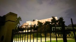 アテネの夜のアクロポリス周辺で写真撮影位置を探す3