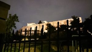 アテネの夜のアクロポリス周辺で写真撮影位置を探す5
