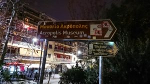 アテネの夜のアクロポリス周辺で写真撮影位置を探す6