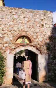 オシオス・ルカス修道院の入口に進みます4