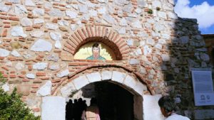 オシオス・ルカス修道院の入口に進みます5
