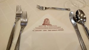 メテオラ地方のホテルのレストランで食事する
