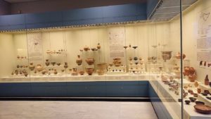 ミケーネ古代遺跡の博物館の土器などを見る