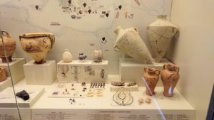 ミケーネ古代遺跡の博物館の土器などを展示物を見学
