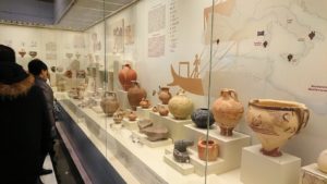ミケーネ古代遺跡の博物館の土器などを展示物を見学1