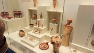 ミケーネ古代遺跡の博物館の土器などを展示物を見学3