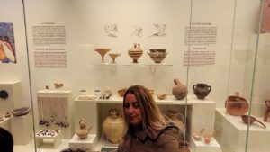 ミケーネ古代遺跡の博物館の土器などを展示物を見学4