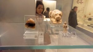 ミケーネ古代遺跡の博物館の土器などを展示物を見学5