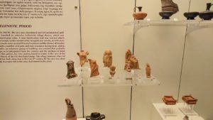 ミケーネ古代遺跡の博物館の土器などを展示物を見る様子